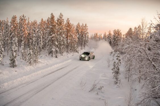 Mikkelsen, Meeke και Lindholm εξελίσσουν στα χιόνια το νέο Skoda Fabia Rally2