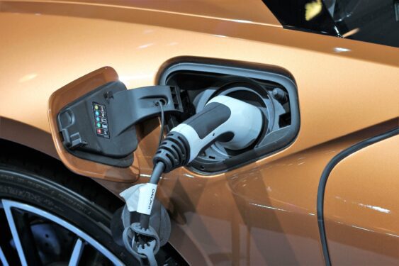 Ε-Cars: Κατεβάζουν πρόσκαιρα ταχύτητα οι πωλήσεις των αμιγώς ηλεκτρικών αυτοκινήτων