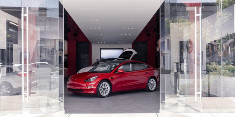 Tesla: «Το αφεντικό τρελάθηκε και μειώνει τις τιμές»