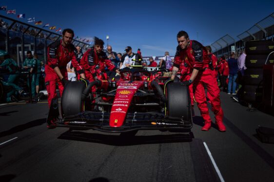 Οι μηχανικοί της Ferrari με την SF-23 του Κάρλος Σάινθ