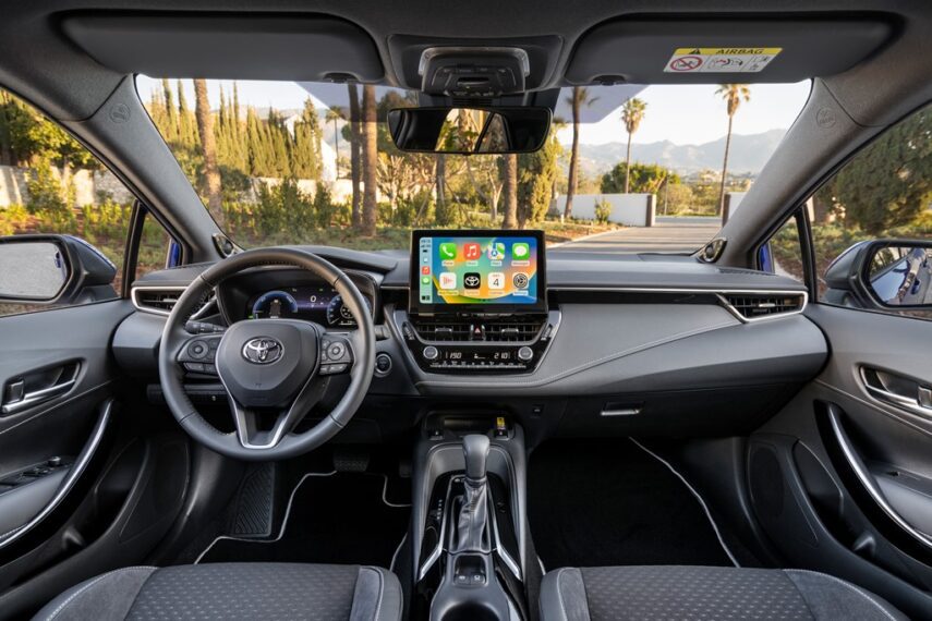Στο εσωτερικό του Toyota Corolla Hybrid 2023, η προφανής αλλαγή είναι μια νέα οθόνη αφής 