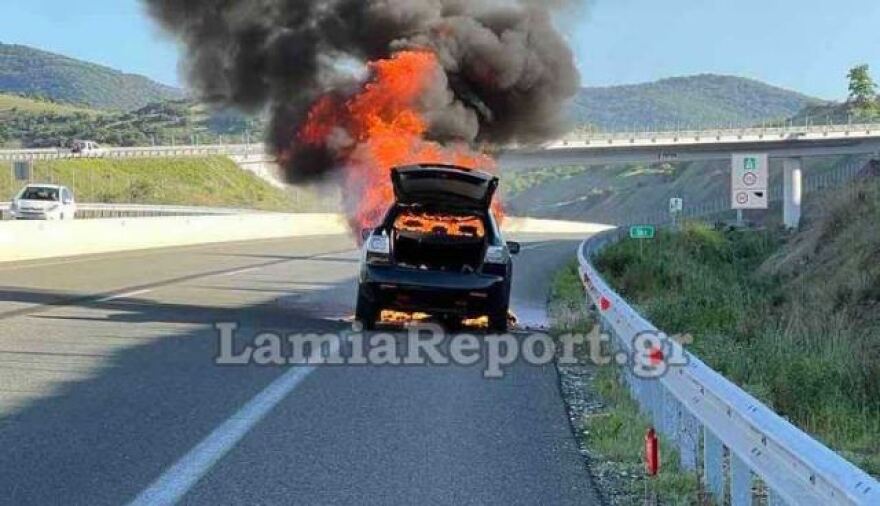 Το SUV του Δημάρχου Δομοκού τυλίχθηκε γρήγορα στις φλόγες