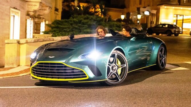 Δεν είναι σαφές αν ο Στέφανος Τσιτσιπάς είναι κάτοχος του συγκεκριμένου αυτοκινήτου, αλλά, γενικά έχει δείξει το ενδιαφέρον του κατά καιρούς για την Aston Martin