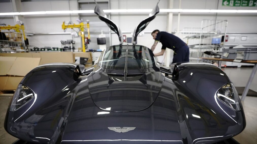 Οι αναλυτές είπαν στο παρελθόν ότι η έλλειψη οικονομιών κλίμακος και το επισφαλές ταμειακό υπόλοιπο της Aston Martin την έκαναν ευάλωτη