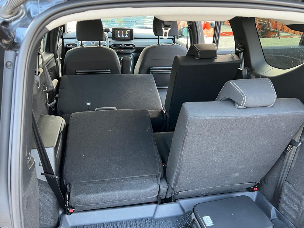Αναδιπλώνονται οι δύο σειρές καθισμάτων στο Dacia Jogger
