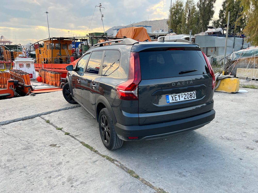 Oι μαύρες ζάντες 16 ιντσών προσθέτουν στο Dacia Jogger