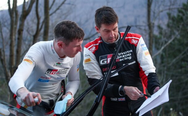 Πέντε οδηγοί ήταν με χρόνο, μέσα στο ίδιο δευτερόλεπτο, με τον Έλφιν Έβανς (αριστερά) ταχύτερο όλων. Συνεργαζόμενος με τον Σκοτ Μάρτιν, μελετά τα πατήματά του για να μείνει στην κορυφή της βαθμολογίας στο WRC