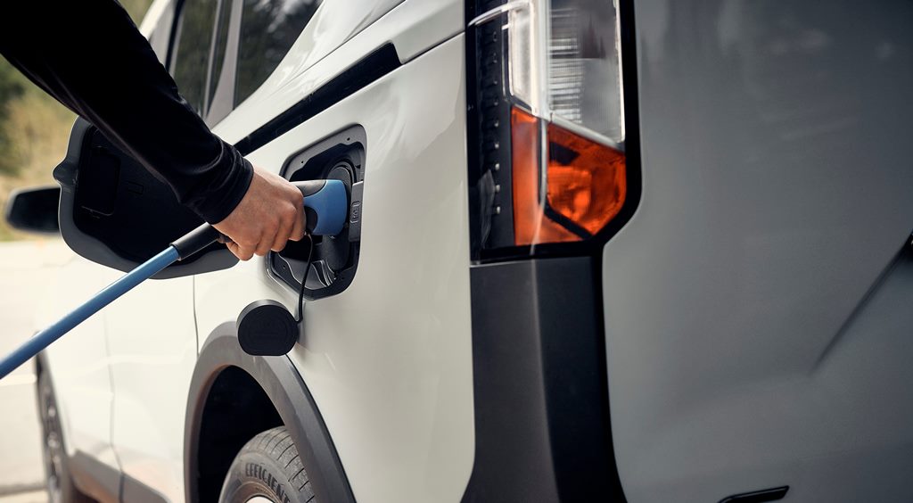 Το ολοκαίνουργιο e-Tourneo Courier λειτουργεί ως ορόσημο στο στόχο της Ford να επιτύχει μηδενικές εκπομπές ρύπων σε όλες τις πωλήσεις οχημάτων στην Ευρώπη έως το 2035