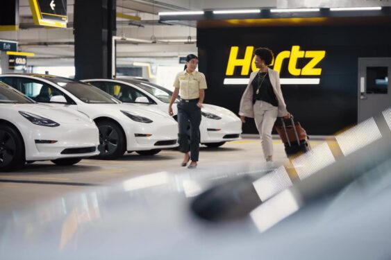 Η Hertz σχεδιάζει το 25% του στόλου των 500.000 οχημάτων της να είναι ηλεκτρικά μέχρι το τέλος του 2024