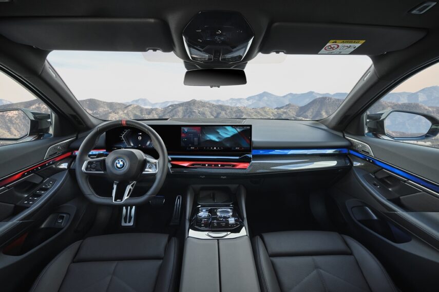 Οι BMW i5 και 5 έχουν μια κυρτή οθόνη στο ταμπλό που ενσωματώνει μια οθόνη 12,3 ιντσών μπροστά από τον οδηγό και μια οθόνη αφής 14,9 ιντσών στο κέντρο