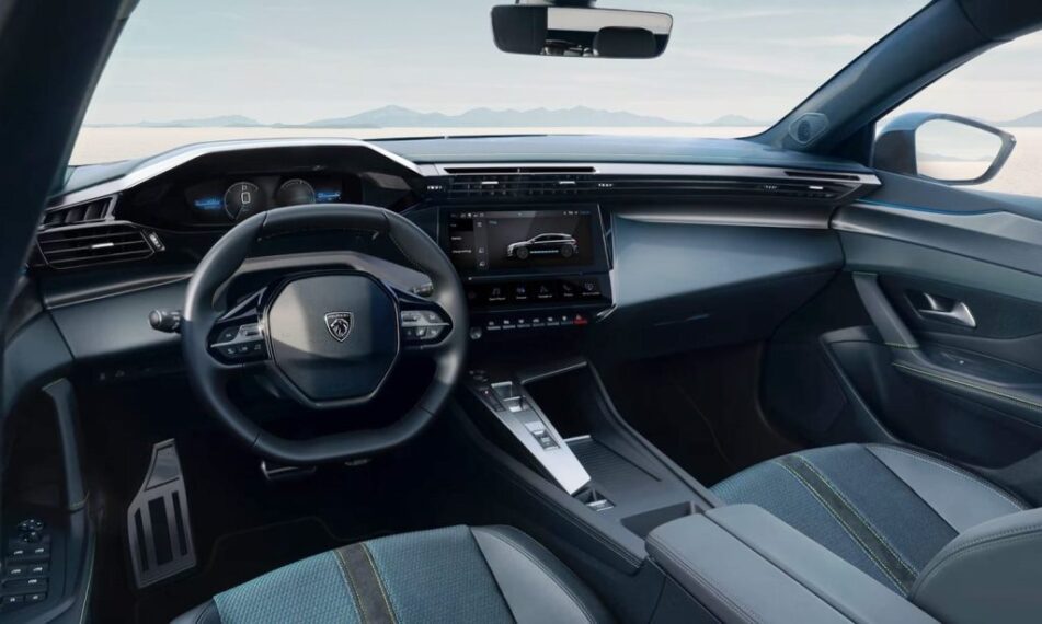 Peugeot i-Cockpit®, καθώς και εφαρμογές MyPeugeot®, Free2Move e-solutions smartphone σε μια καμπίνα σύγχρονη και άρτια εξοπλισμένη 