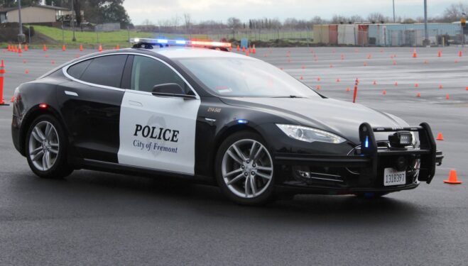 H αστυνομία, σε διάφορες περιοχές των ΗΠΑ και κυρίως στην Καλιφόρνια, προμηθεύεται ηλεκτρικά οχήματα Tesla