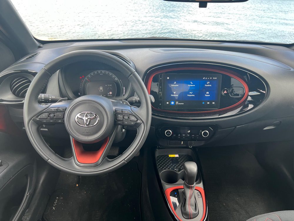 Χρωματικές πινελιές στο εσωτερικό του Toyota Aygo X