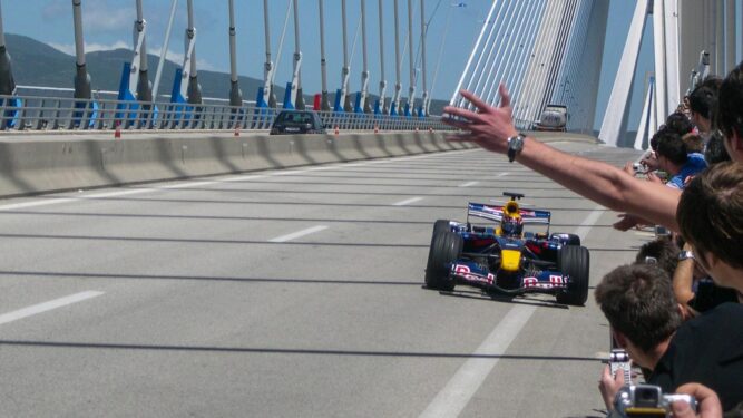 Ο Αυστραλός οδηγός της Formula 1 Μαρκ Γουέμπερ στη γέφυρα Ρίου-Αντίριου το 2004