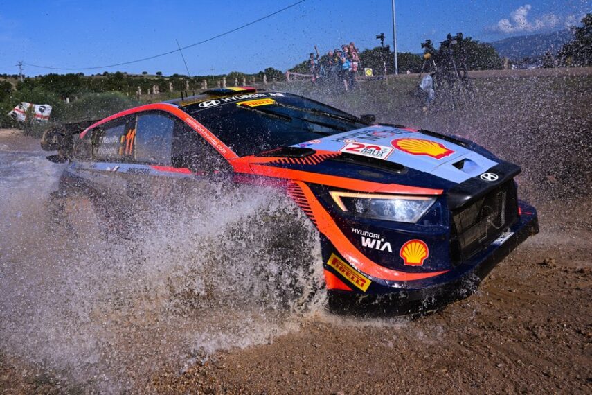 Άγρια περάσματα μέσα στα νερά και τη λάσπη στον αγών του WRC στη Σαρδηνία