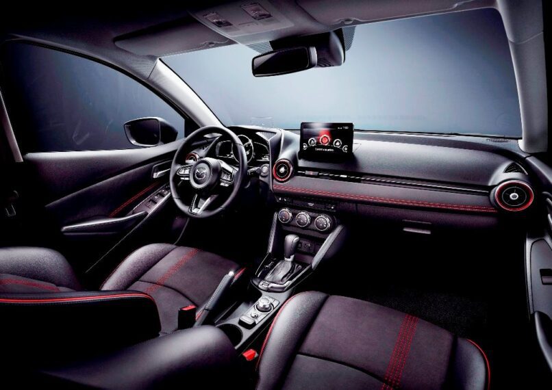 Αναβαθμίσεις στο εσωτερικό του Mazda2 και στα συστήματα που βελτιώνουν την οδηγική απόλαυση