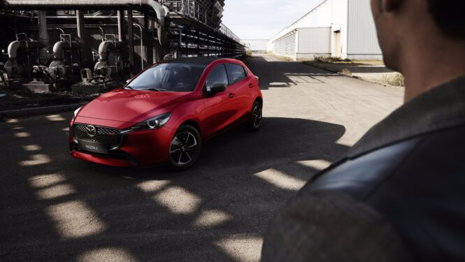 To Mazda2 με ανανεωμένη εξωτερική σχεδίαση με σπορ χαρακτηριστικά και νέες χρωματικές επιλογές
