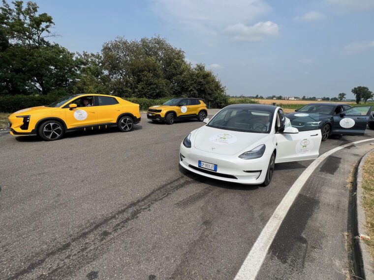 Aiways U6 και Tesla Model 3 αριστερά-δεξιά στο δρόμο για τα τεστ του AutoBest