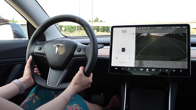 Η Tesla δεν προσφέρει πλήρως αυτο-οδηγούμενο όχημα, σήμερα, άρα ο οδηγός πρέπει να παίρνει το τιμόνι στα χέρια του συχνά
