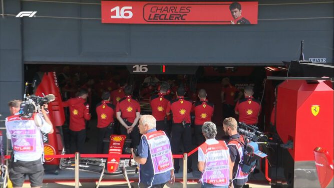 Το pit crew της Ferrari μπροστά από το μονοθέσιο του Σαρλ Λεκλέρ