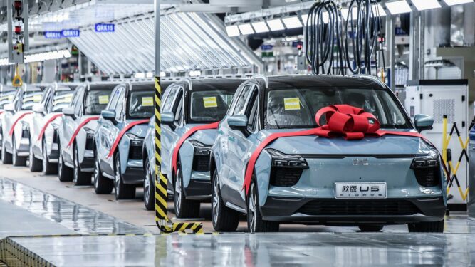 Οι ευρωπαϊκές αυτοκινητοβιομηχανίες προσπαθούν να μειώσουν το κόστος στην ηλεκτροκίνηση για να καταπολεμήσουν την κινεζική «εισβολή»