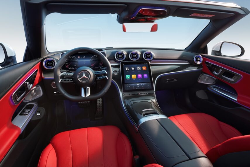 To φωτεινό εσωτερικό του Mercedes-Benz CLE Cabriolet με έντονες αποχρώσεις