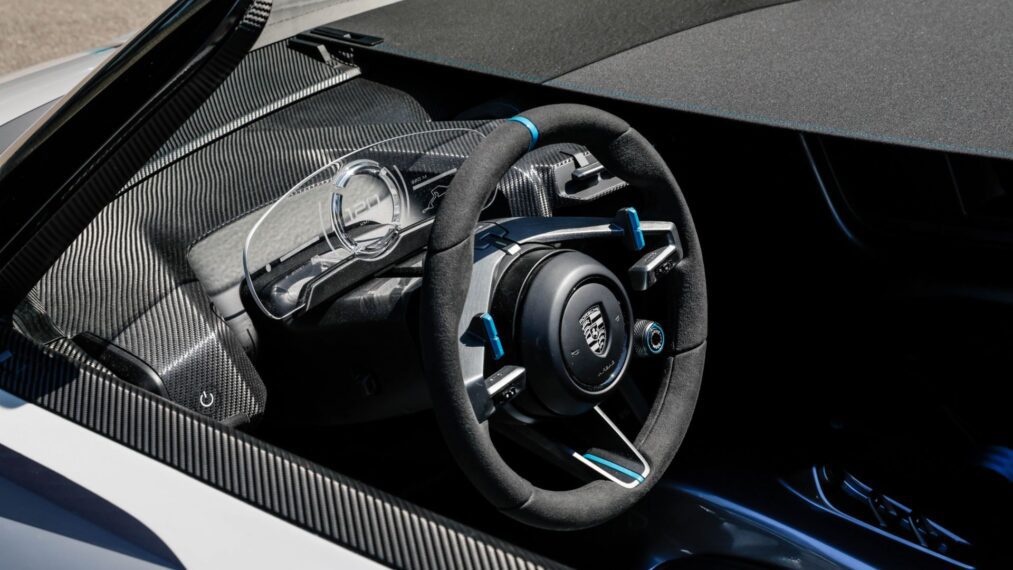 Ο πίνακας οργάνων της Porsche Vision 357 Speedsterβρίσκεται πάνω από την κολόνα του τιμονιού ως διάφανη επιφάνεια