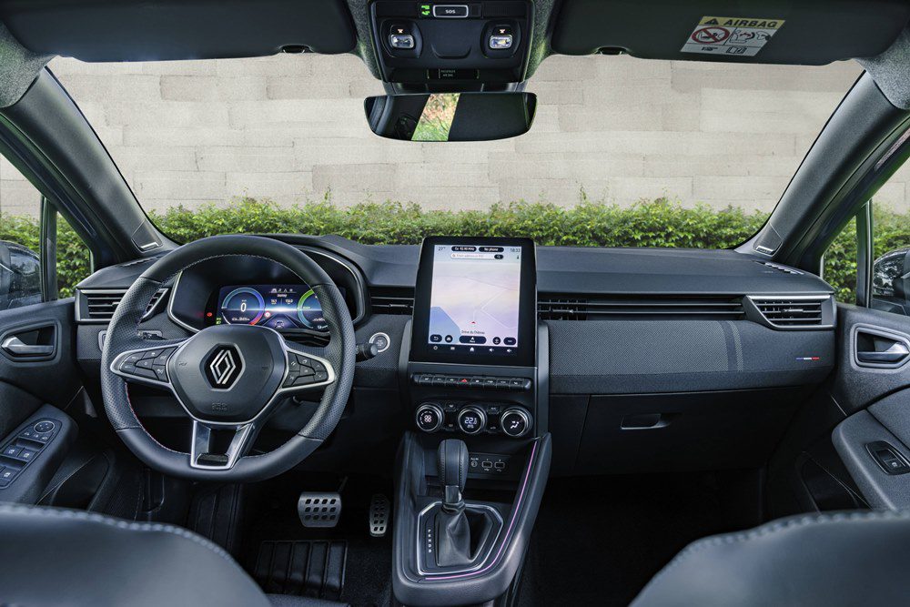 Renault Clio και γνώριμο εσωτερικό 