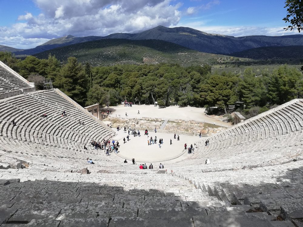 Από τα πέρατα του κόσμου έρχονται για να θαυμάσουν το Αρχαίο Θέατρο της Επιδαύρου