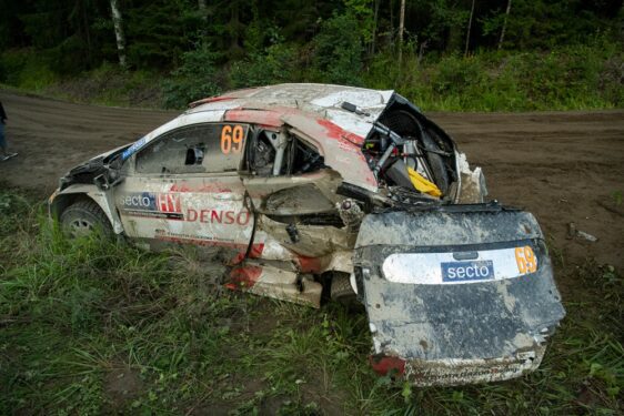 Το Toyota Yaris Rally1 του Ροβάνπερα μετά την έξοδο στο WRC της Φινλανδίας