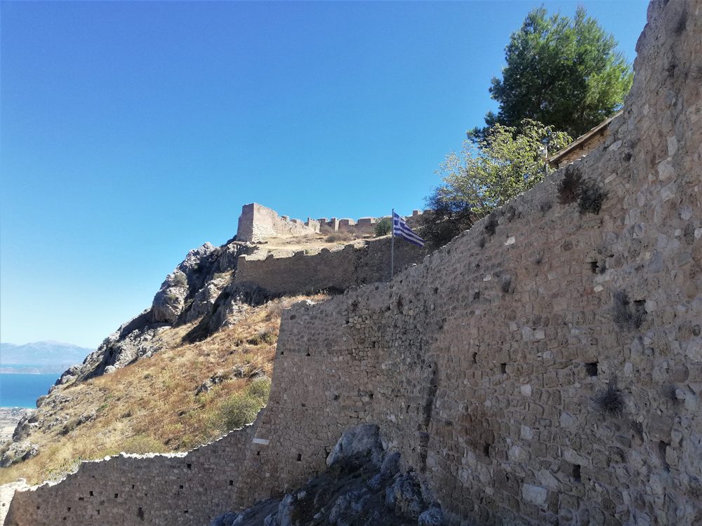 Η ελληνική σημαία κυματίζει σε ένα κάστρο που έπεσε στο παρελθόν στα χέρια κατακτητών