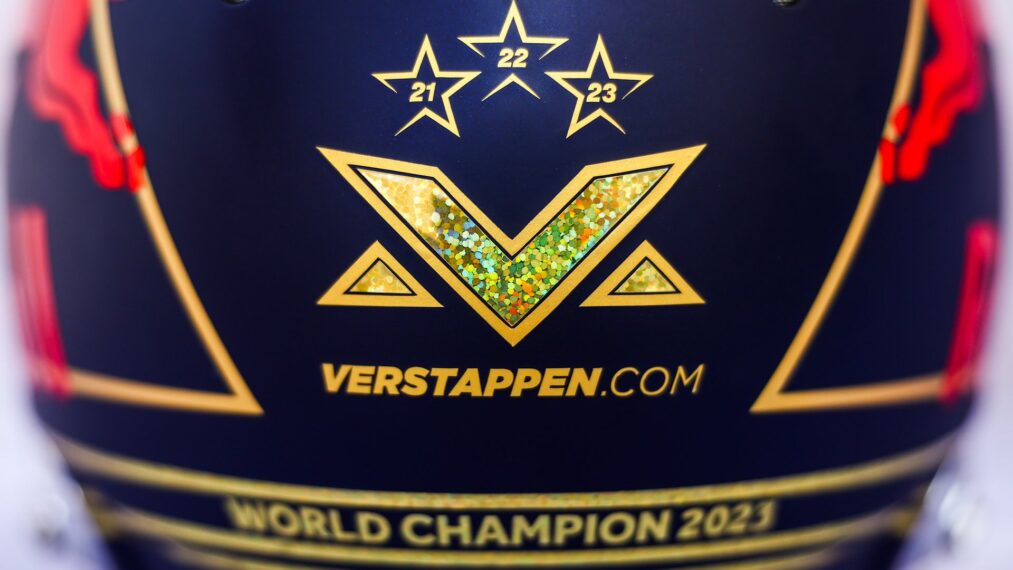 Τα τρία αστέρια με τις χρονιές που ο Φερστάπεν πήρε τον παγκόσμιο τίτλο. Το 2021, το 2022 και το 2023