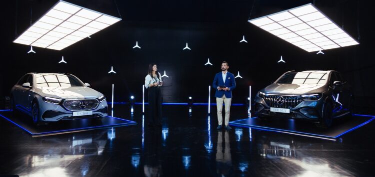 Παναγιώτης Ριτσώνης του μάρκετινγκ και Σωτηρία Δήμα, υπεύθυνη προϊόντων παρουσιάζουν τα δύο νέα μοντέλα της Mercedes