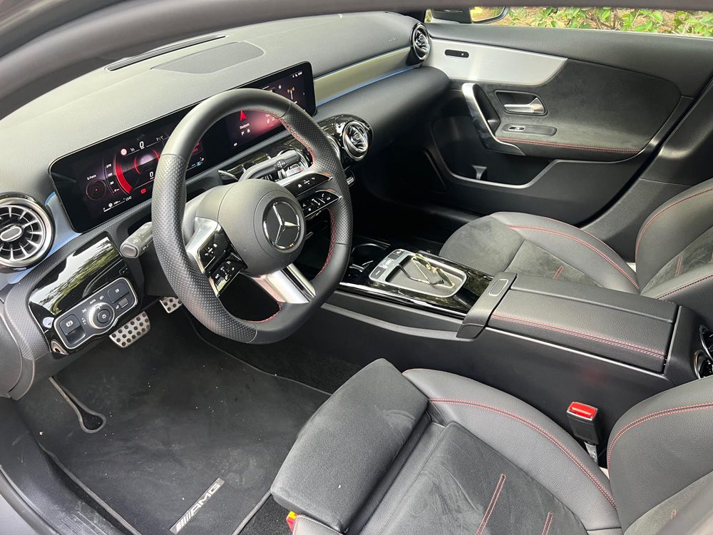 Ψηφιακό και ποιοτικό το εσωτερικό της Mercedes A 200 Sedan 