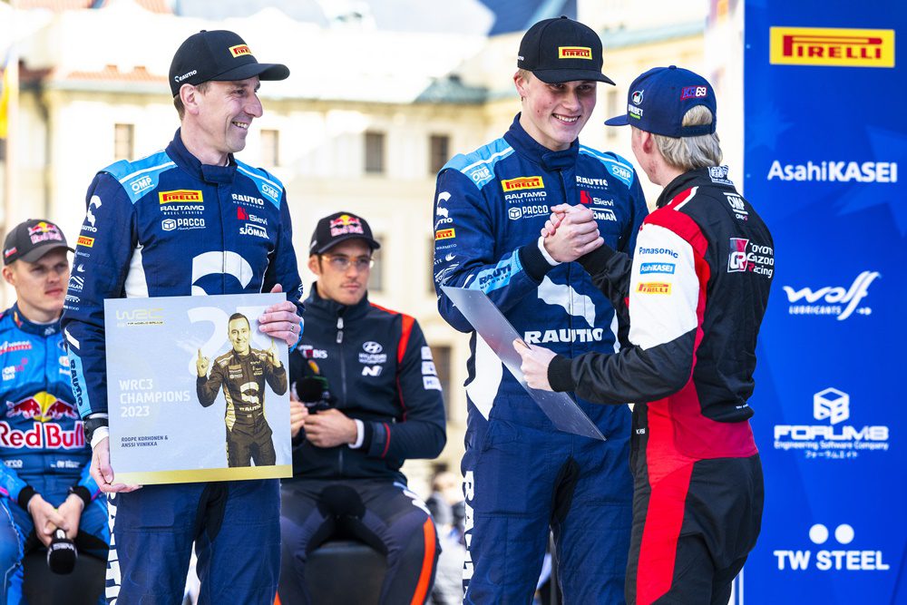 Πρωταθλητές WRC 3 οι Κορχόνεν-Βίνικα και την απονομή την κάνει ο Ροβανπέρα 