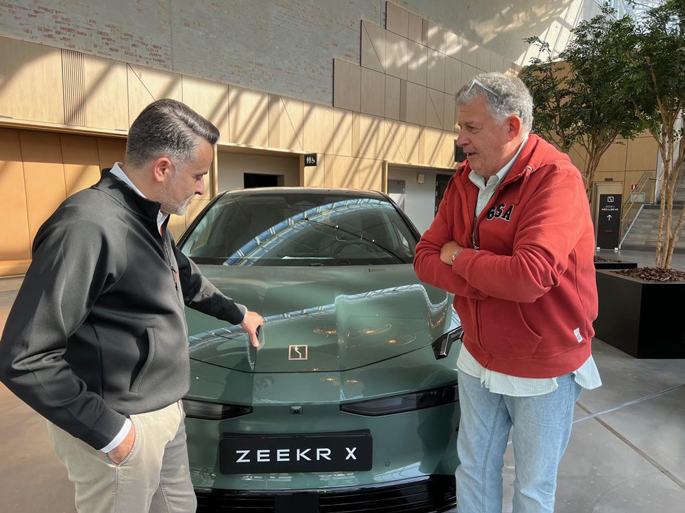 O CEO της Zeekr Σπύρος Φωτεινός μας δείχνει μερικές σχεδιαστικές λεπτομέρειες στο Zeekr X