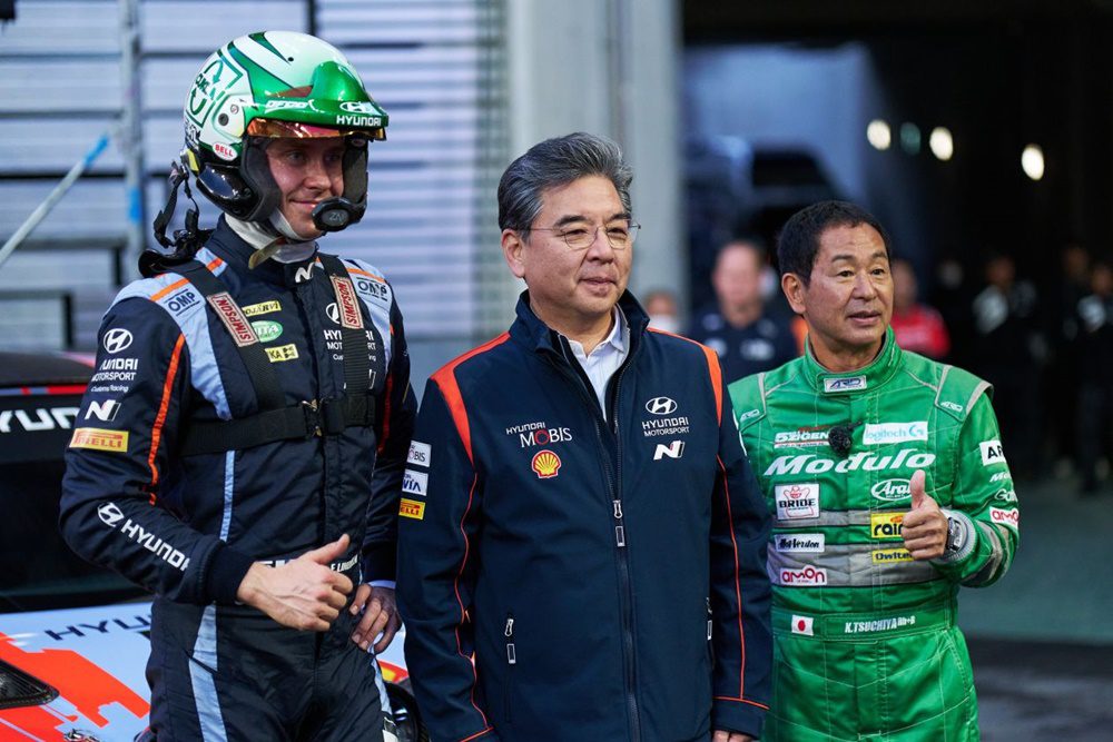 Στο WRC Ιαπωνίας, Λίντχολμ, Τσανγκ και ο πρωταθλητής Ιαπωνίας στο drifting Tσουτσίγια 