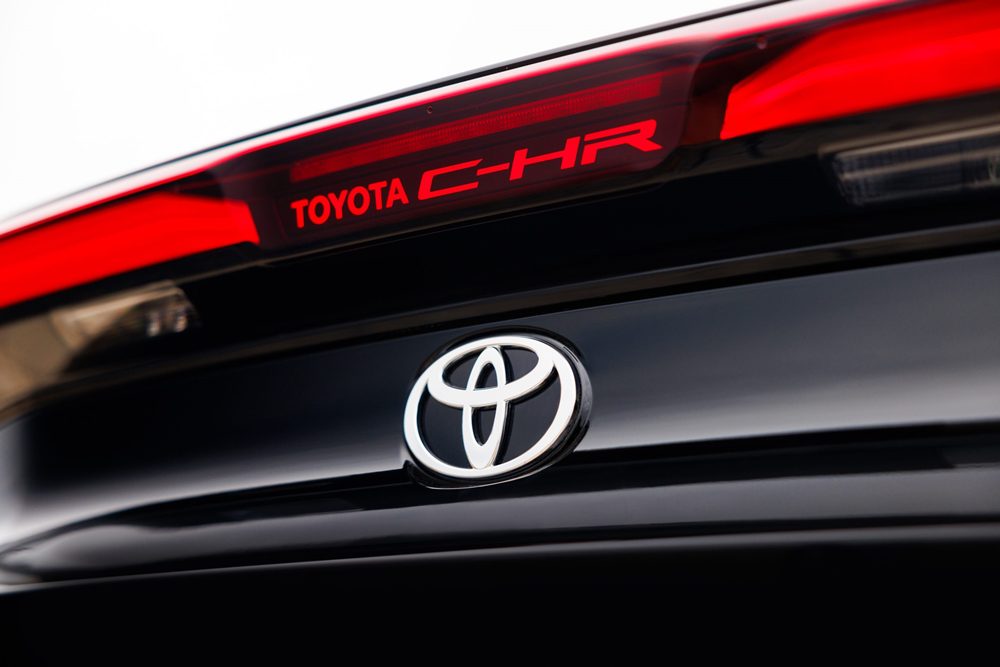 Toyota C-HR με φωτεινή υπογραφή 