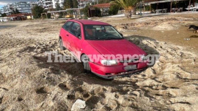 Το αυτοκίνητο κόλλησε στην άμμο στο Βόλο