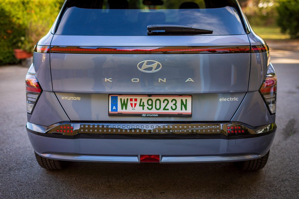 Hyundai Kona με υπογραφή Electric στο πίσω μέρος