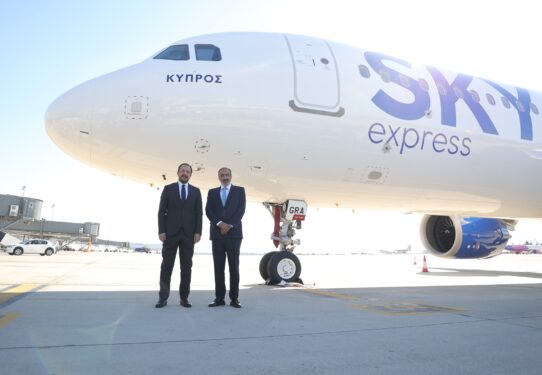 Οι κ.κ. Νίκος Χριστοδουλίδης και Ιωάννης Γρύλος με φόντο το νέο AirBus A321neo με το όνομα Κύπρος