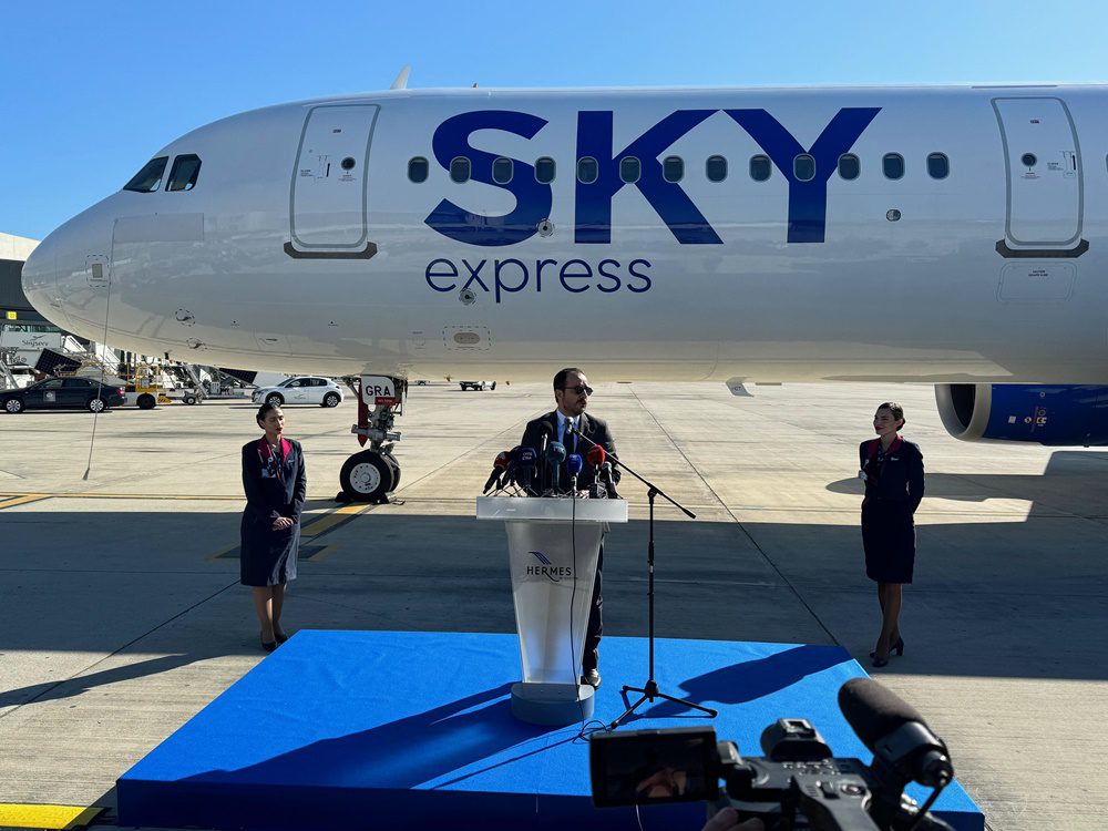 O κ. Νίκος Χριστοδουλίδης με φόντο το αεροσκάφος "Κύπρος" της Sky express