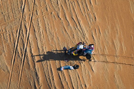 Στην έρημο του Ντακάρ ο Αλ Ατίγια αναμένοντας τη βοήθεια από την ομάδα του