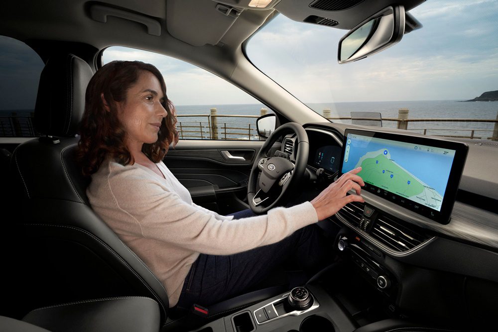 Στο εσωτερικό του ανανεωμένου Ford Kuga κυριαρχεί η νέα οθόνη 13.2 ιντσών