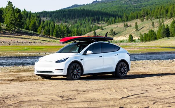 H Tesla πρώτη στην αγορά ηλεκτρικών αυτοκινήτων το 2023