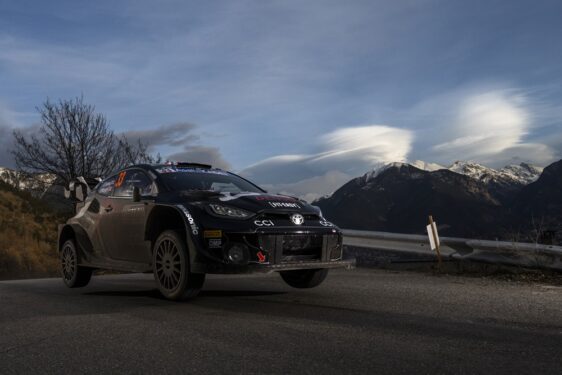O Έβανς προηγείται στην πρεμιέρα του WRC