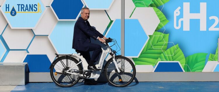 Ο δήμαρχος Παπάγου-Χολαργού δοκιμάζει ποδήλατο που καταναλώνει υδρογόνο