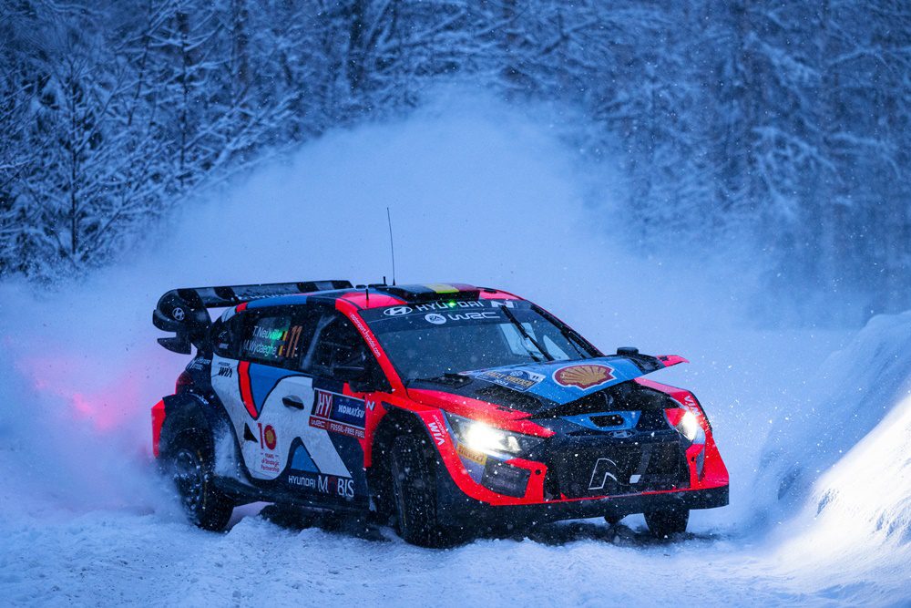 Στο WRC Σουηδίας ο Νεβίλ έτρεχε με το καπό μισάνοικτο
