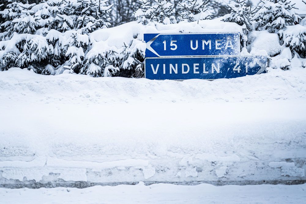 Έχει τόσο χιόνι στο WRC της Σουηδίας που εξαφανίστηκαν και οι πινακίδες 
