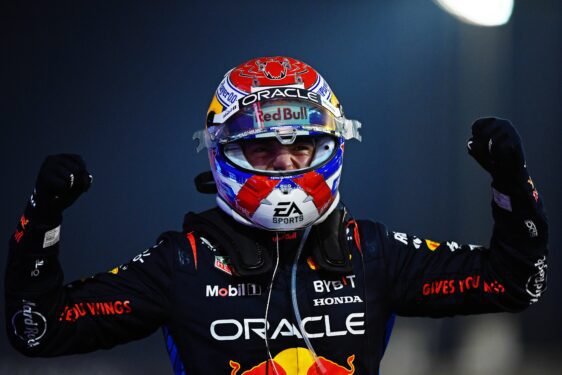 Ο Μαξ Φερστάπεν πανηγυρίζει την πρώτη νίκη της σεζόν στη Formula 1!